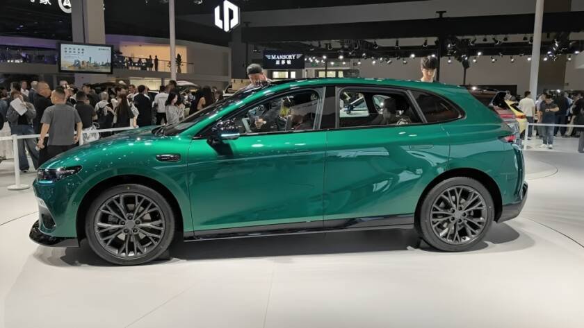 Leapmotor B03 hatchback eléctrico en color gris, modelo chino para el mercado europeo y español