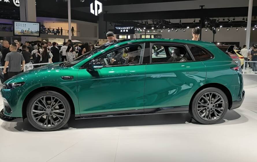 Leapmotor B03 hatchback eléctrico en color gris, modelo chino para el mercado europeo y español