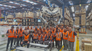 Equipo del Centro de Distribución de Repuestos de General Motors Ecuador tras recibir certificación operacional