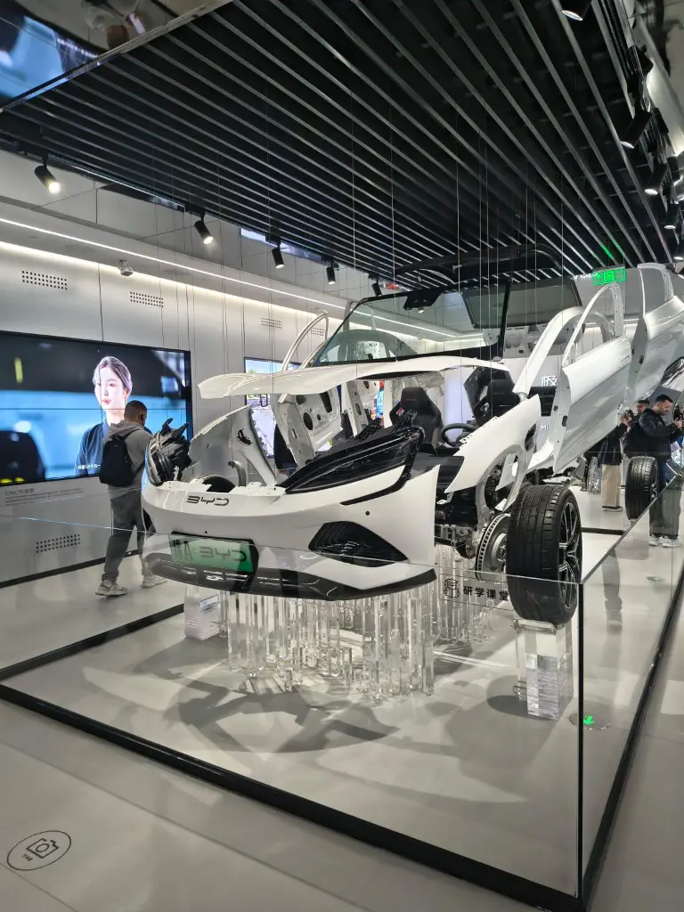 BYD lidera ventas de vehículos eléctricos con batería Blade en Ecuador y el mundo, mostrando su innovación y crecimiento