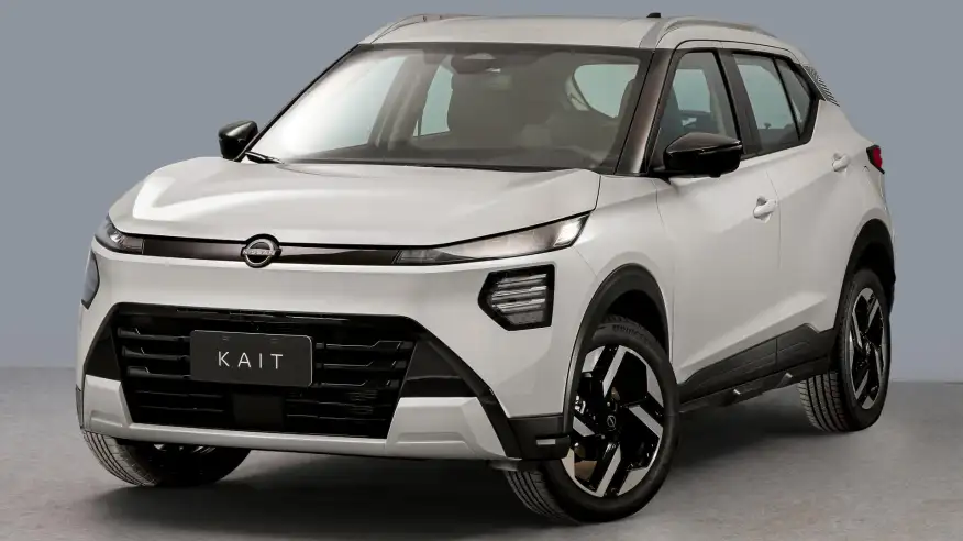 La nueva Nissan Kait en exhibición, un vehículo deportivo compacto color azul brillante, con diseño moderno y líneas aerodinámicas, destacando su tecnología y potencia.
