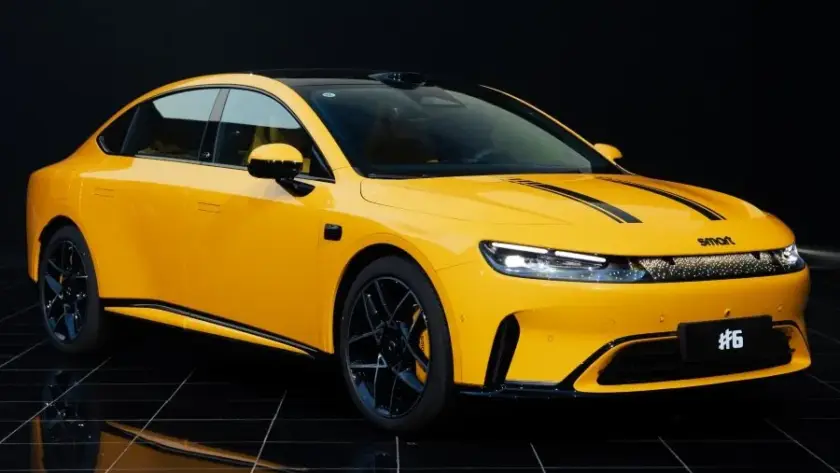 Vista lateral y frontal del smart #6 EHD, el modelo más grande de la marca, un imponente sedán híbrido enchufable de diseño deportivo y elegante