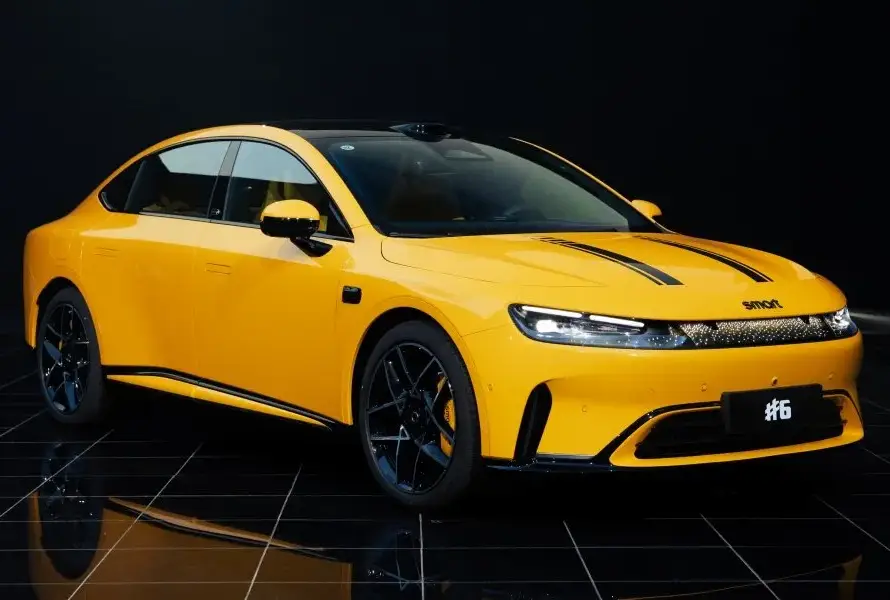 Vista lateral y frontal del smart #6 EHD, el modelo más grande de la marca, un imponente sedán híbrido enchufable de diseño deportivo y elegante