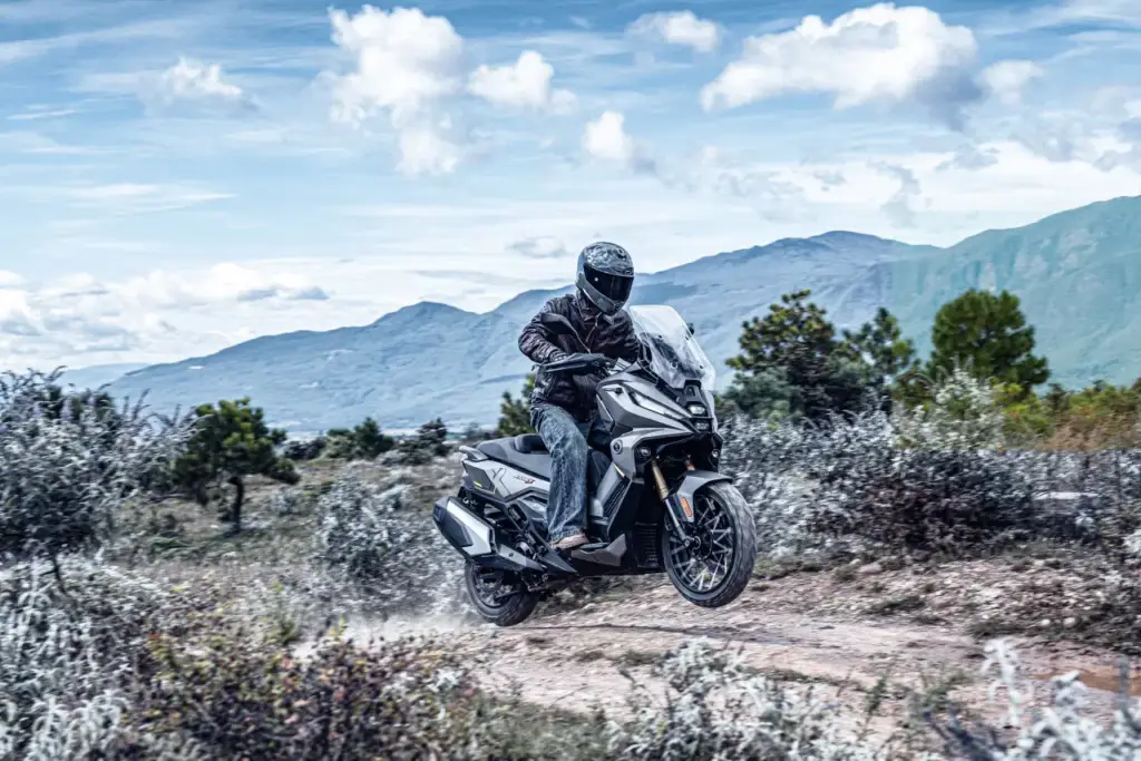 Voge SR450X, maxi scooter crossover con diseño deportivo y todoterreno, alternativa económica a la TMAX