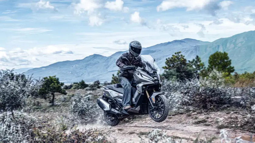 Voge SR450X, maxi scooter crossover con diseño deportivo y todoterreno, alternativa económica a la TMAX