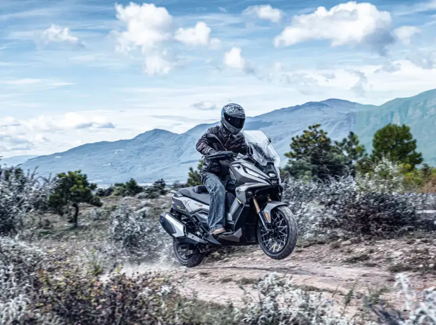 Voge SR450X, maxi scooter crossover con diseño deportivo y todoterreno, alternativa económica a la TMAX