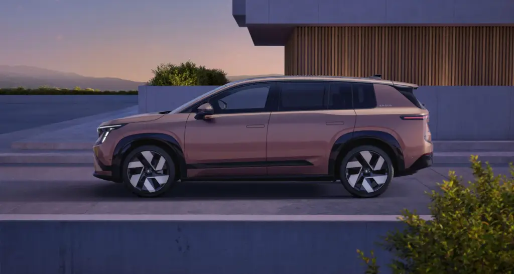 Vista frontal y lateral del Škoda Peaq, SUV eléctrico de gran tamaño con diseño moderno y firma lumínica en forma de T
