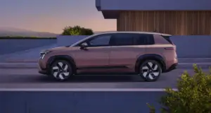 Vista frontal y lateral del Škoda Peaq, SUV eléctrico de gran tamaño con diseño moderno y firma lumínica en forma de T