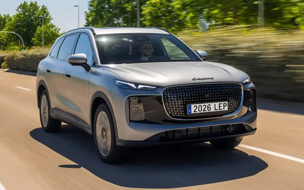 Vista frontal y lateral del Lepas L8, SUV PHEV que desafía a BMW X3 y Mercedes GLC con gran diferencia de precio