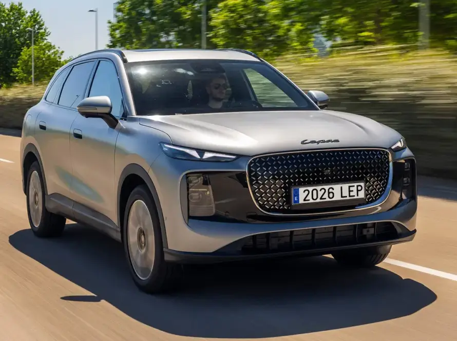 Vista frontal y lateral del Lepas L8, SUV PHEV que desafía a BMW X3 y Mercedes GLC con gran diferencia de precio