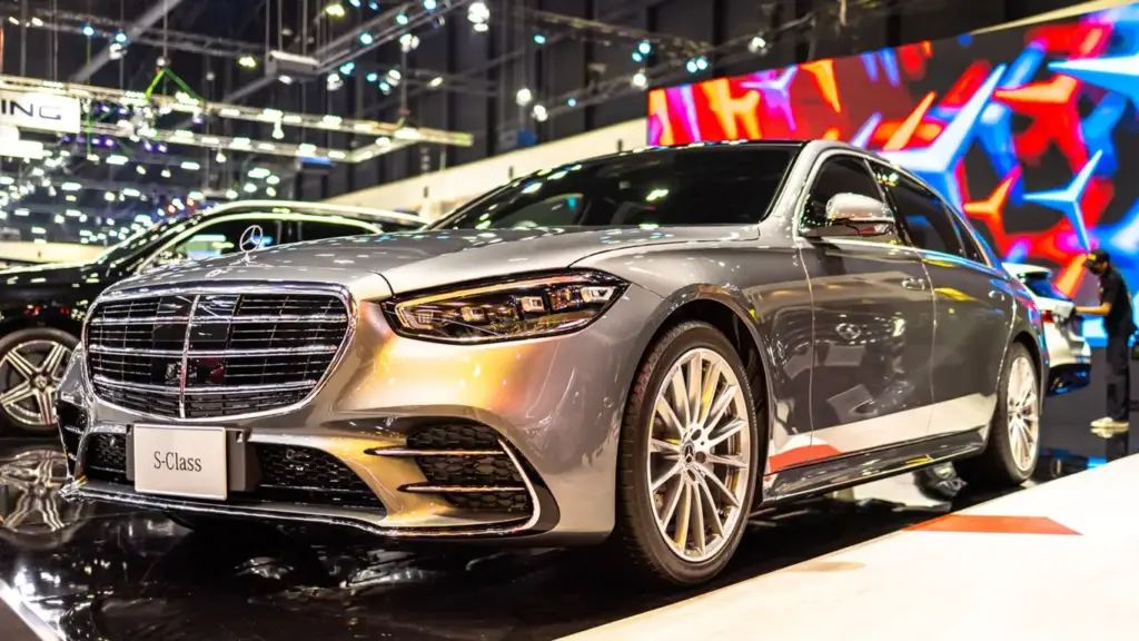 Sedán ejecutivo Mercedes-Benz Clase S 2026 actualizado de color negro exhibido en las instalaciones del concesionario Major.