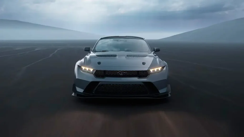 Logotipo del deportivo americano cromado sobre la parrilla frontal, representando el momento en que el Ford Mustang encabeza la clasificación de calidad.