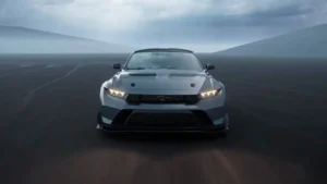Logotipo del deportivo americano cromado sobre la parrilla frontal, representando el momento en que el Ford Mustang encabeza la clasificación de calidad.