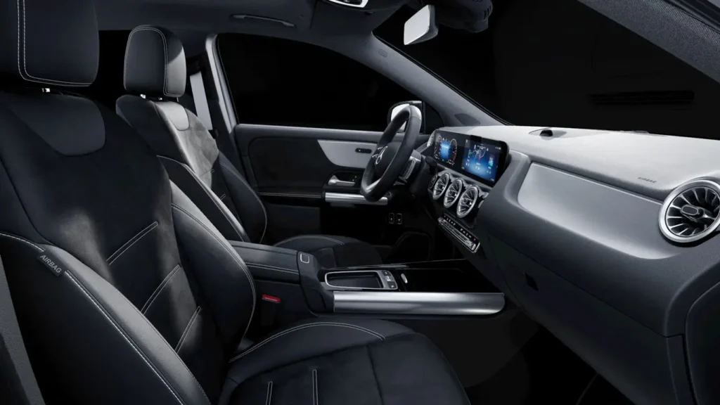 Silueta frontal iluminada del crossover compacto alemán, ilustrando el anuncio de que el nuevo Mercedes GLA se presentará el 29 de julio.