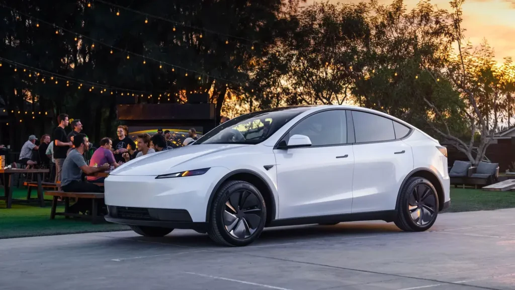 Diagrama técnico de la patente de Ford que ilustra el despliegue de un teclado retráctil para automóviles bajo la pantalla multimedia.