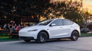 Diagrama técnico de la patente de Ford que ilustra el despliegue de un teclado retráctil para automóviles bajo la pantalla multimedia.