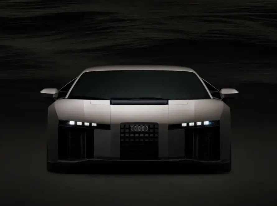 Prototipo camuflado del superdeportivo híbrido Audi Nuvolari rodando a alta velocidad en las curvas del óvalo de Nardò.