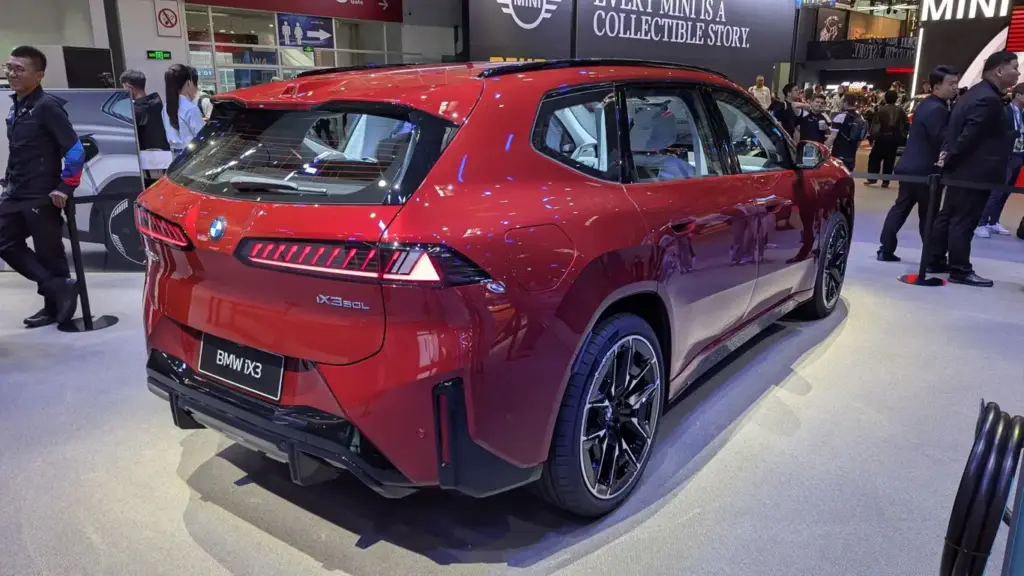 Crossover eléctrico Neue Klasse estacionado, representando el lanzamiento de el nuevo BMW iX3 de segunda generación en el mercado automotriz.