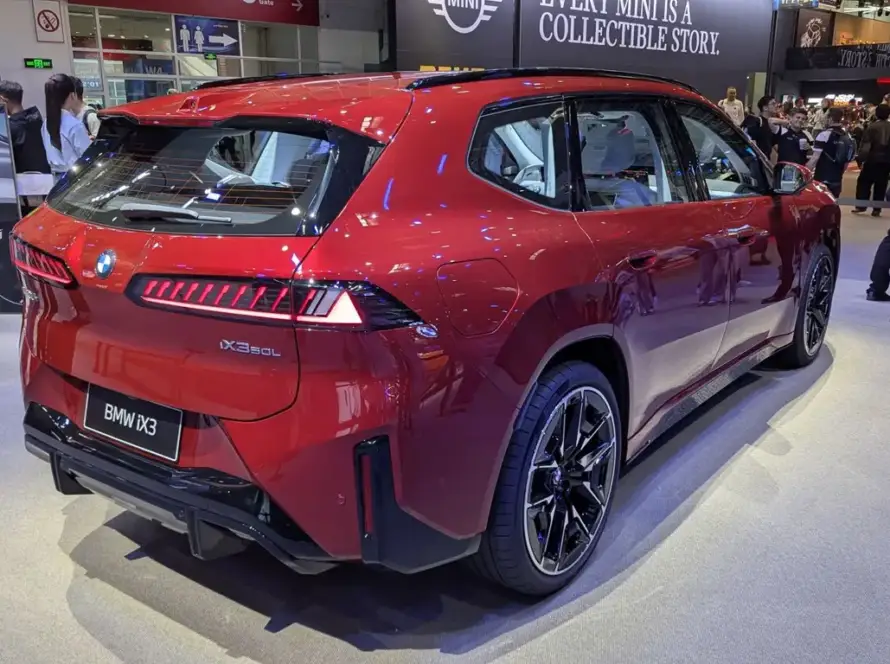 Crossover eléctrico Neue Klasse estacionado, representando el lanzamiento de el nuevo BMW iX3 de segunda generación en el mercado automotriz.