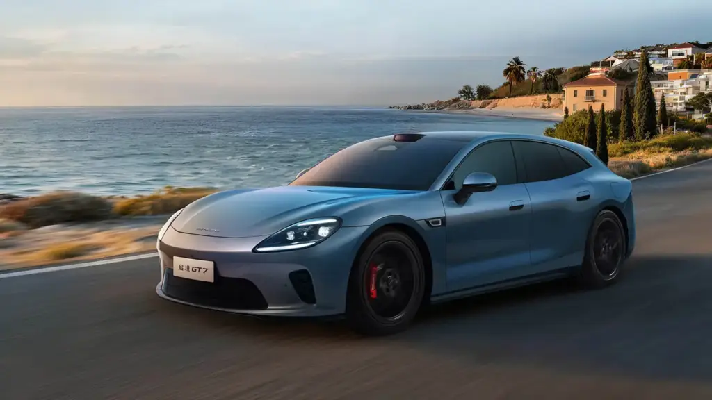 Vista lateral del vehículo eléctrico familiar premium tipo shooting brake, destacando el diseño dinámico de el Aistaland GT7 de GAC y Huawei.