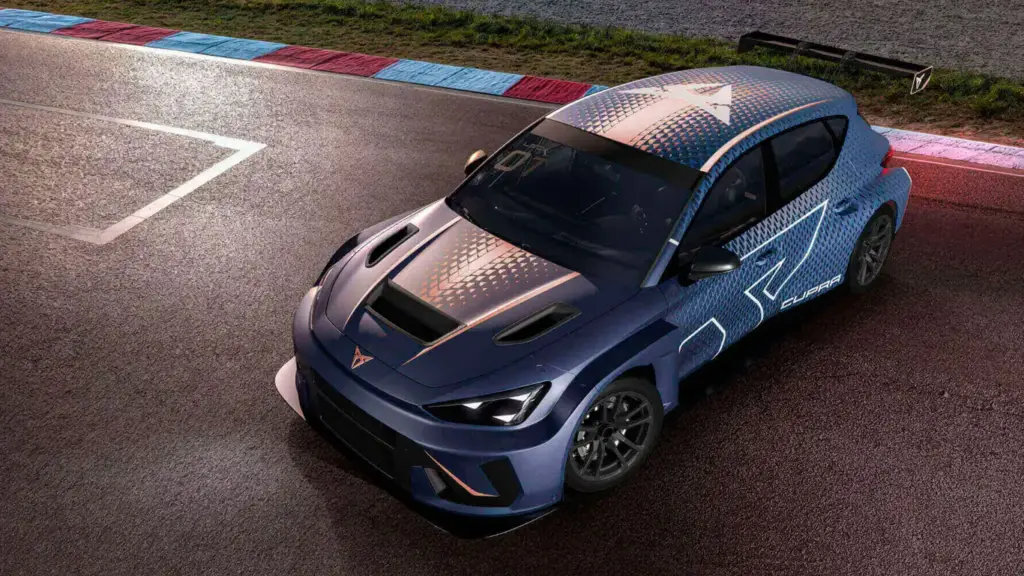 El prototipo deportivo de cinco puertas Cupra León VZ TCR 2027 rodando a alta velocidad sin camuflaje en el circuito de Nürburgring.
