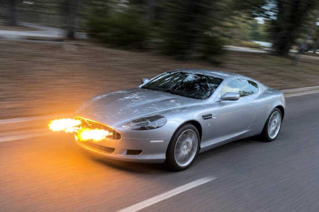 Aston Martin DB9 modificado, este auto tiene lanzallamas visibles saliendo de su parrilla frontal, diseño inspirado en James Bond