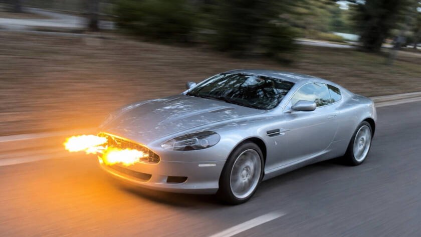 Aston Martin DB9 modificado, este auto tiene lanzallamas visibles saliendo de su parrilla frontal, diseño inspirado en James Bond