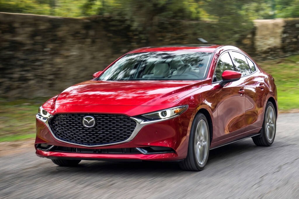 ista frontal del Mazda 3 2027, modelo que conserva su diseño y mejora su tecnología y equipamiento