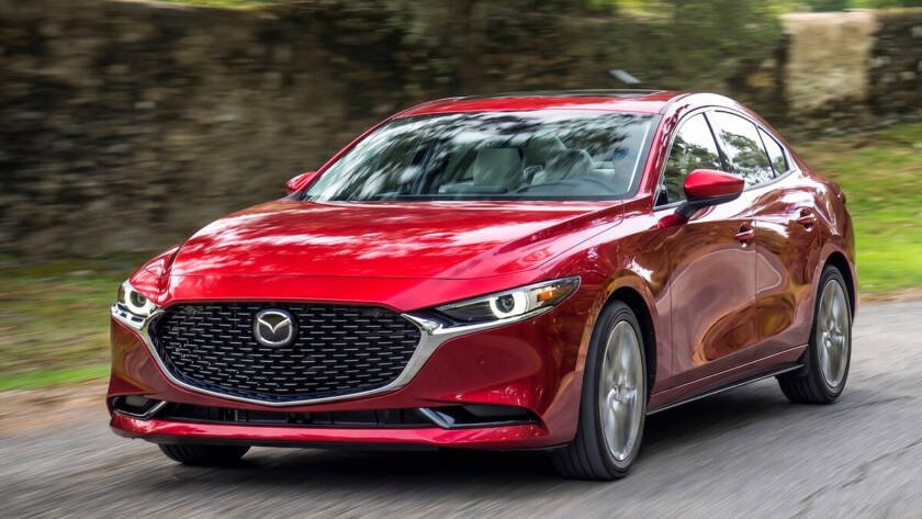 ista frontal del Mazda 3 2027, modelo que conserva su diseño y mejora su tecnología y equipamiento