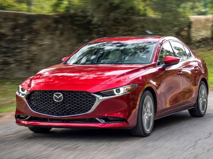ista frontal del Mazda 3 2027, modelo que conserva su diseño y mejora su tecnología y equipamiento