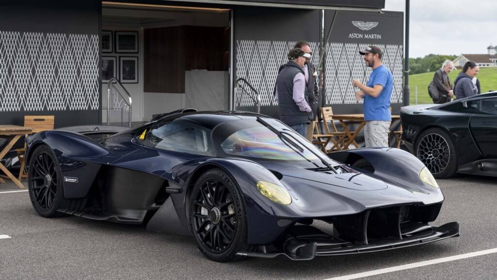 Aston Martin Valkyrie de color negro en carretera, vehículo exclusivo con fallos técnicos denunciados por su propietario