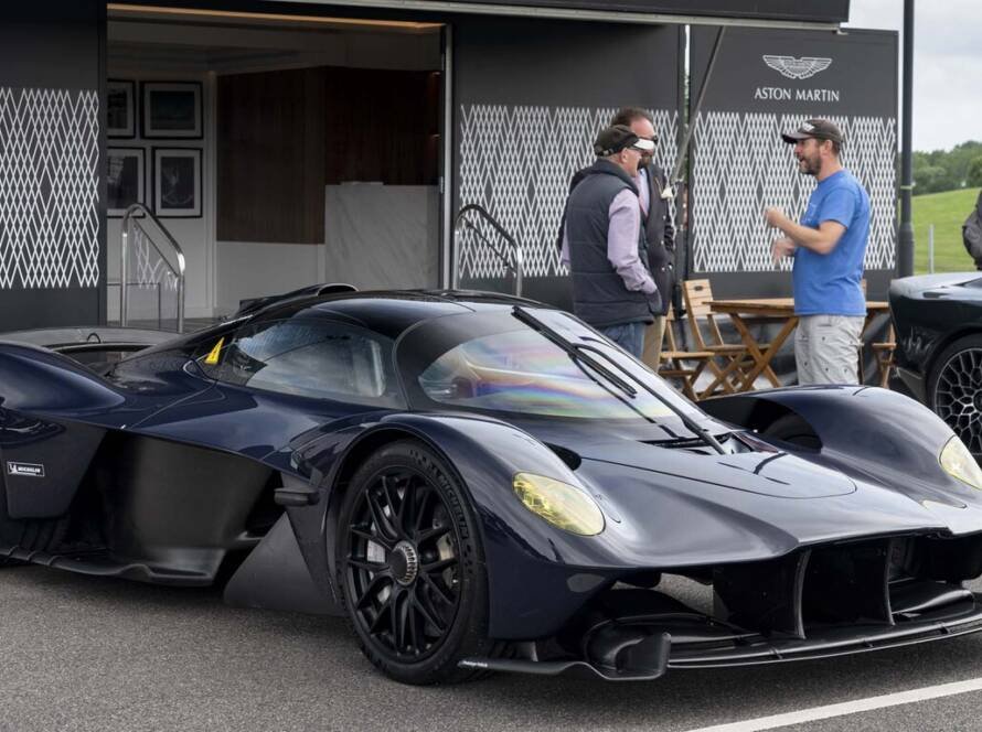 Aston Martin Valkyrie de color negro en carretera, vehículo exclusivo con fallos técnicos denunciados por su propietario