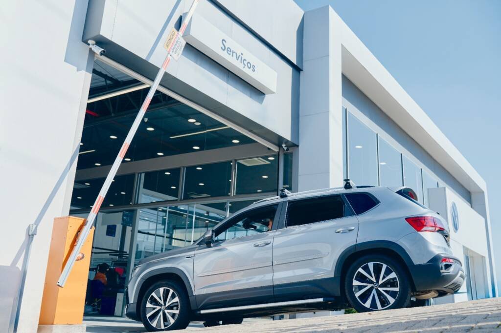 El nuevo modelo SUV Volkswagen Tera exhibido en un concesionario moderno de Quito durante el mes del padre.
