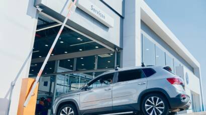 El nuevo modelo SUV Volkswagen Tera exhibido en un concesionario moderno de Quito durante el mes del padre.
