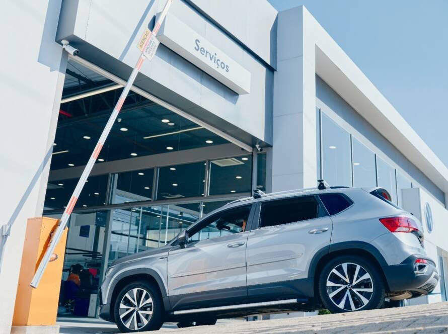 El nuevo modelo SUV Volkswagen Tera exhibido en un concesionario moderno de Quito durante el mes del padre.
