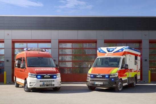 : Exposición de vehículos de emergencia MAN en feria RETTmobil 2026, mostrando modelos TGE y TGM adaptados