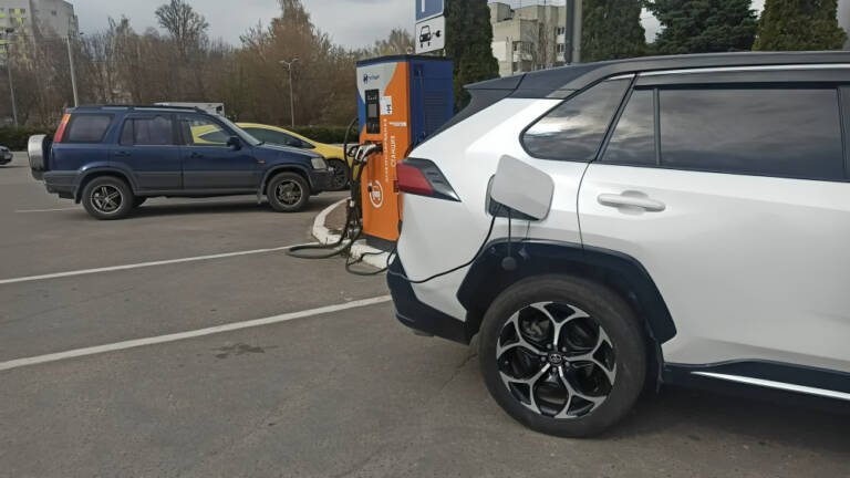 Peugeot e-2008 blanco en ciudad, demandas por autonomía de coches eléctricos en Europa