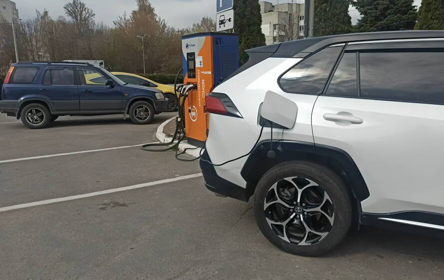 Peugeot e-2008 blanco en ciudad, demandas por autonomía de coches eléctricos en Europa