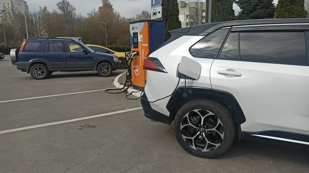 Peugeot e-2008 blanco en ciudad, demandas por autonomía de coches eléctricos en Europa