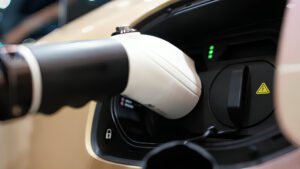 El objetivo de vehículos eléctricos para 2030 se tambalea en Reino Unido: la SMMT pide bajar la meta al 50-60% ante el rezago del mercado.