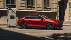El Mercedes-Benz CLA eléctrico en China apenas superó 1.600 unidades desde su lanzamiento. BYD y Xiaomi lideran con precio y tecnología.