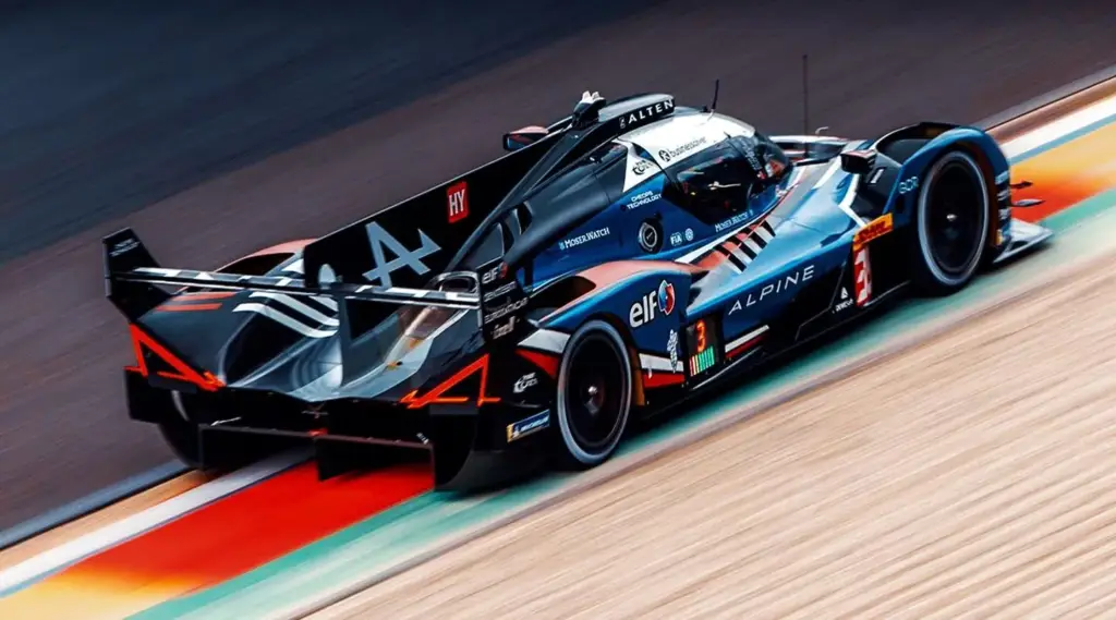 Prototipo Alpine A424 en pista, con referencia a la posible nueva homologación para el A424 y el interés de BYD