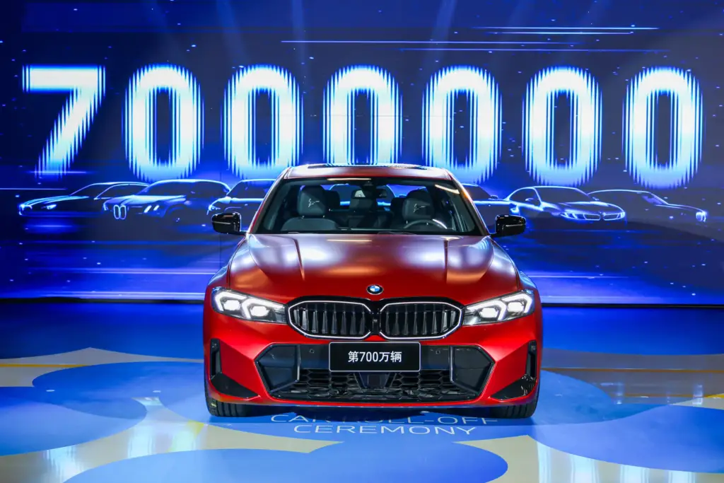 Planta de producción de BMW en Shenyang conmemorando haber fabricado 7 millones de unidades en China