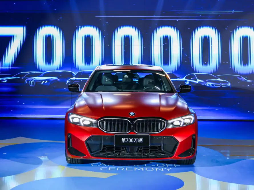 Planta de producción de BMW en Shenyang conmemorando haber fabricado 7 millones de unidades en China
