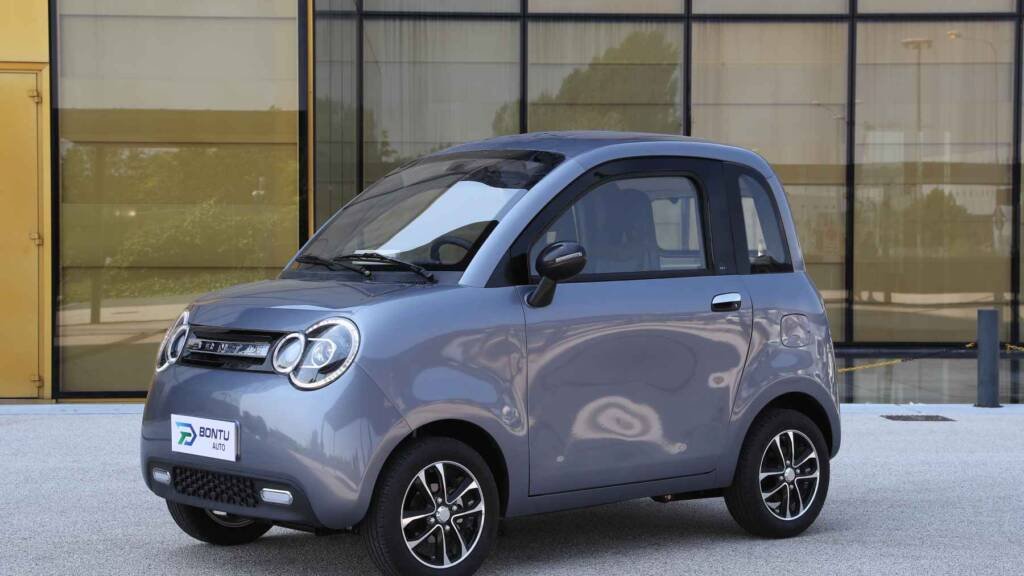 Vista frontal del cuadriciclo ligero BONTU BTE05, vehículo eléctrico urbano con diseño compacto y moderno