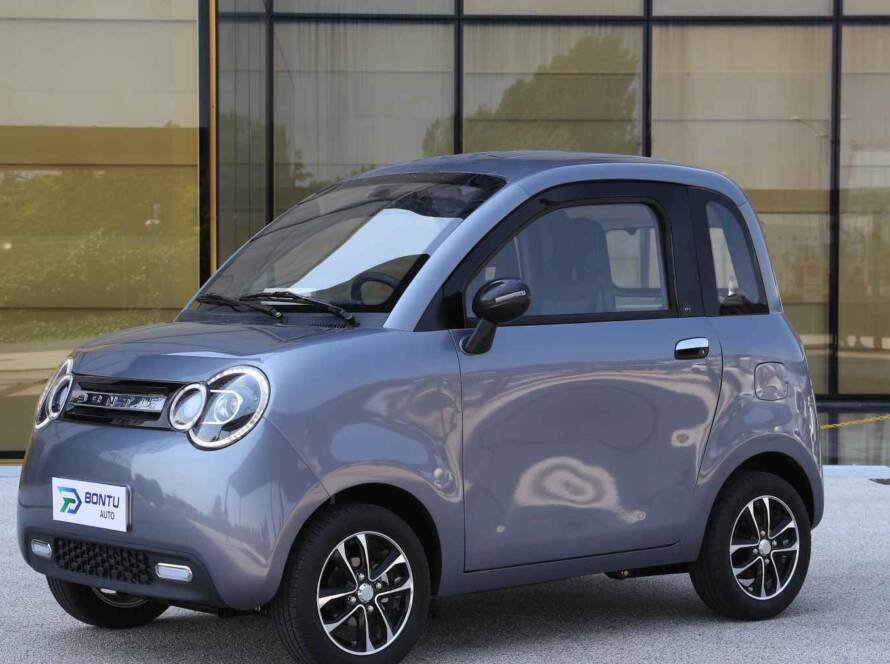 Vista frontal del cuadriciclo ligero BONTU BTE05, vehículo eléctrico urbano con diseño compacto y moderno