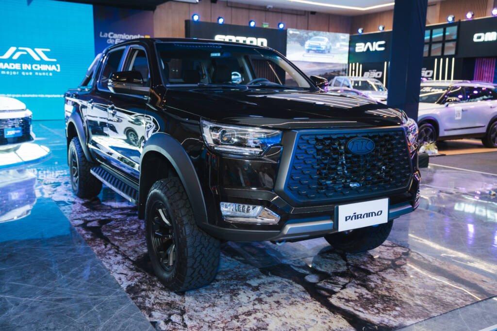 El nuevo vehículo SUV JAC JS6 Híbrido Enchufable exhibido con luces brillantes en el stand de la feria automotriz Motor 360 en Cuenca.