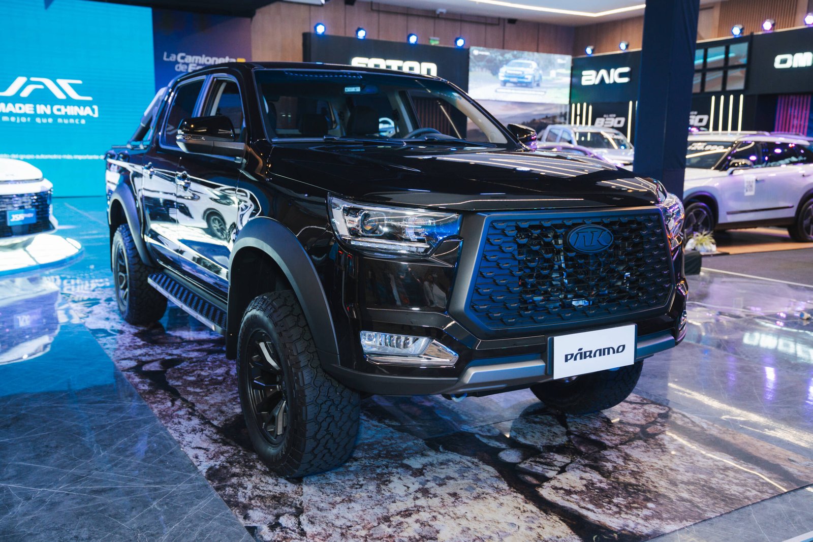 El nuevo vehículo SUV JAC JS6 Híbrido Enchufable exhibido con luces brillantes en el stand de la feria automotriz Motor 360 en Cuenca.