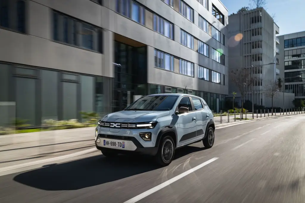 Vista delantera del nuevo eléctrico barato de Dacia, fabricado en Europa, diseño de pequeño crossover urbano y líneas modernas de la marca