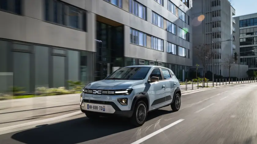 Vista delantera del nuevo eléctrico barato de Dacia, fabricado en Europa, diseño de pequeño crossover urbano y líneas modernas de la marca